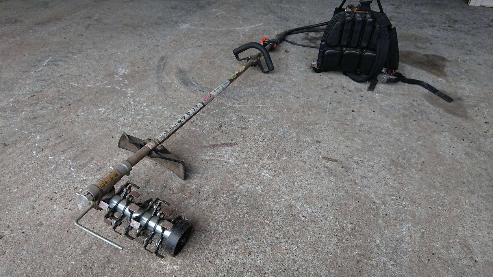 草削り用アタッチメント付き刈払機