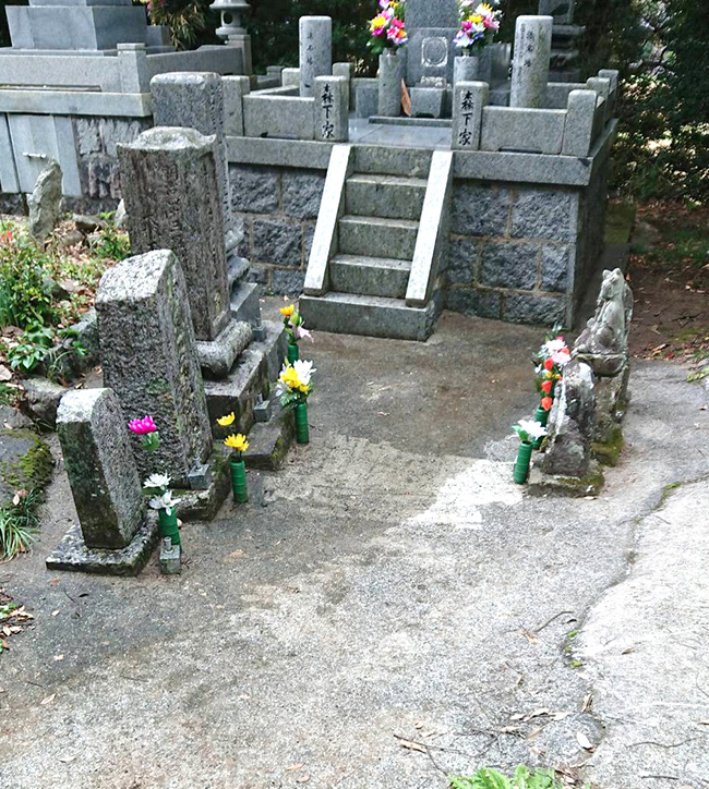 墓地の草刈りと掃除高圧洗浄機による墓石清掃